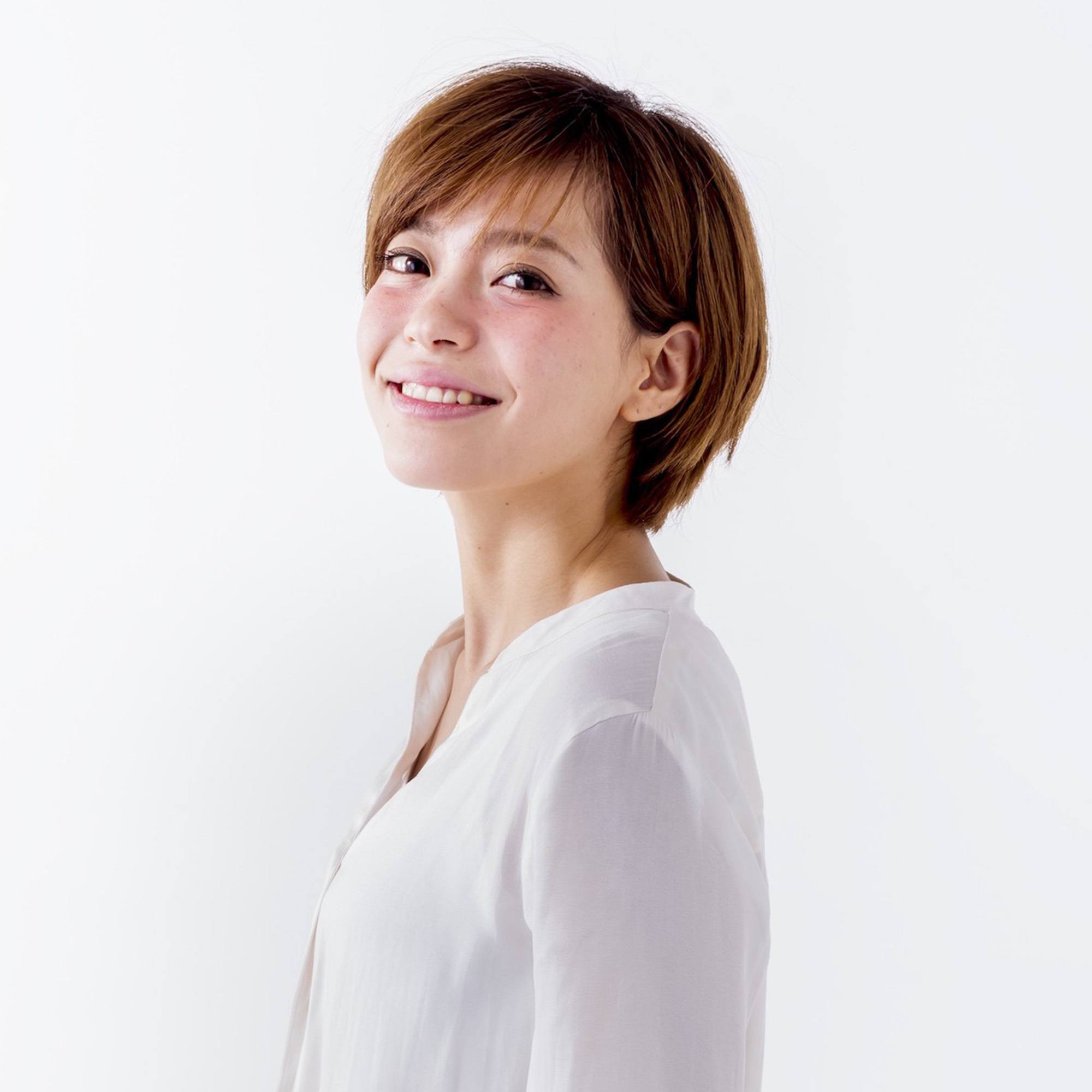 wanita asia dengan rambut pendek medium pixie