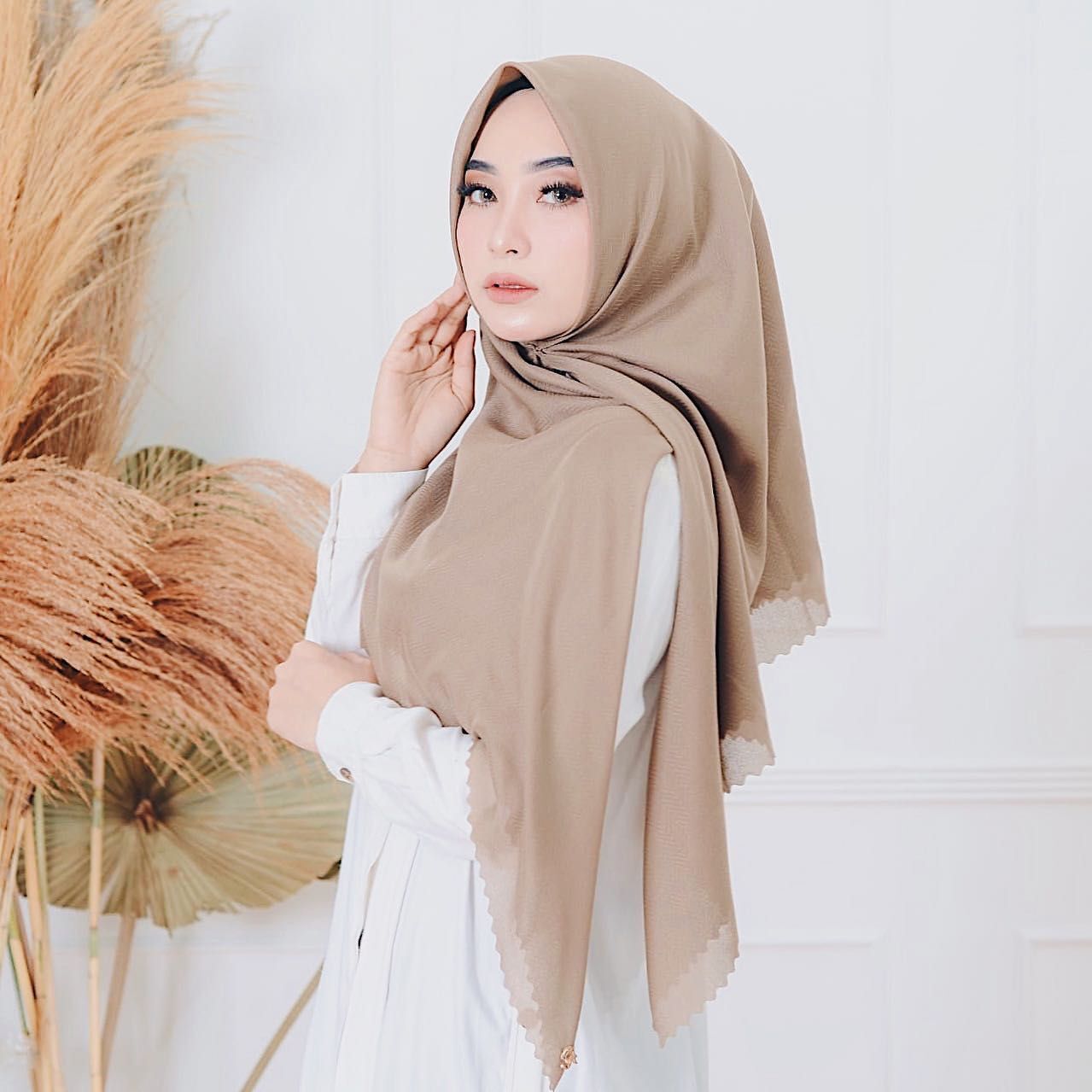 Wanita Asia memakai hijab segi empat gaya syar'i