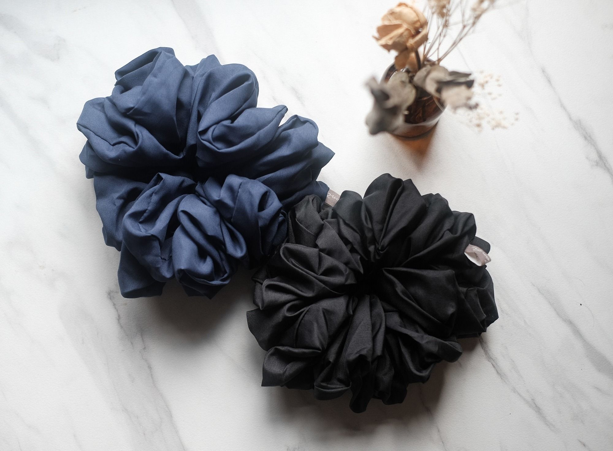 Scrunchie atau ikat rambut untuk wanita berhijab