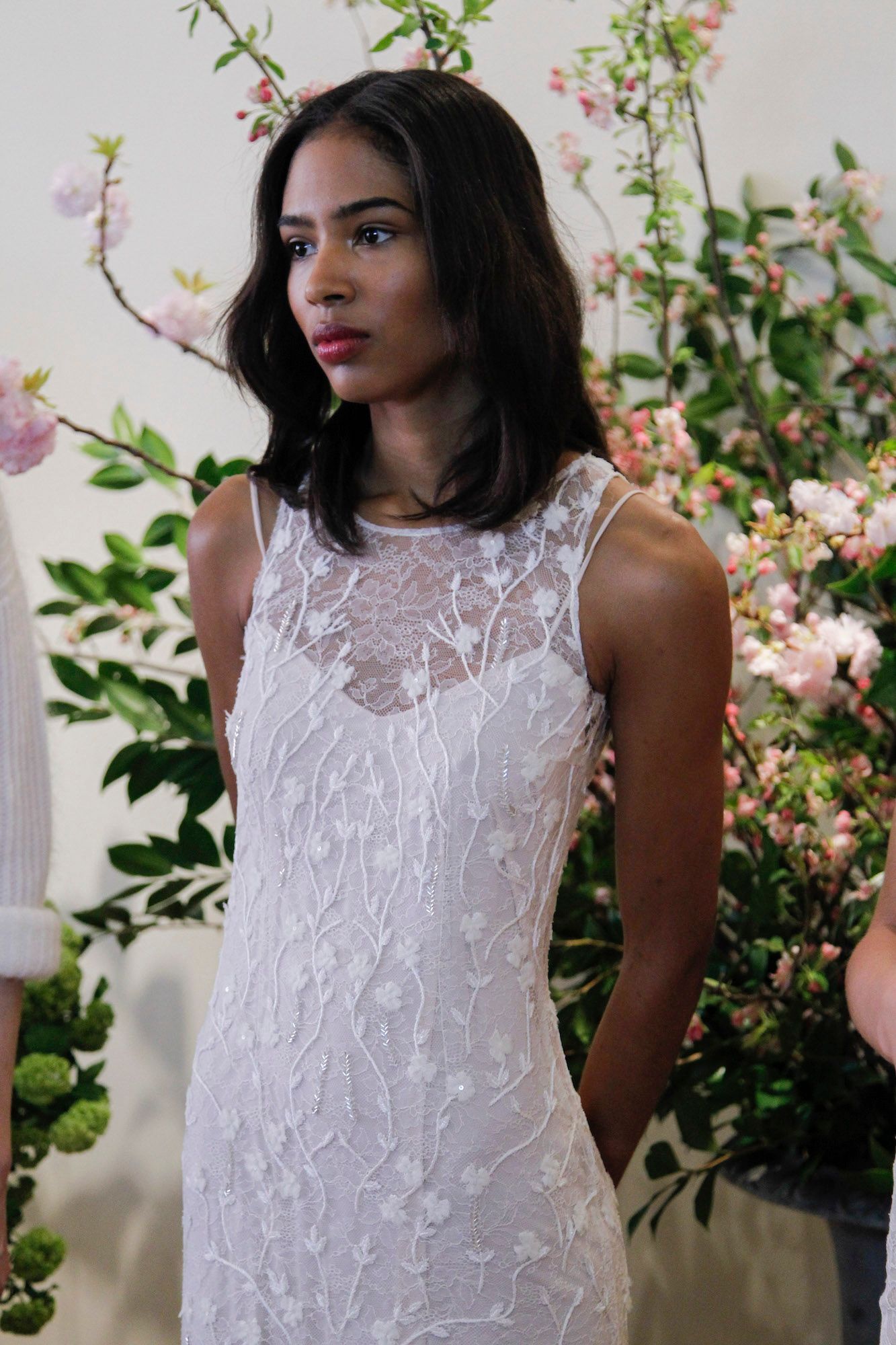 Rambut bob panjang akan semakin sensual dengan gaya ikal (Foto: Indigitalimages.com)