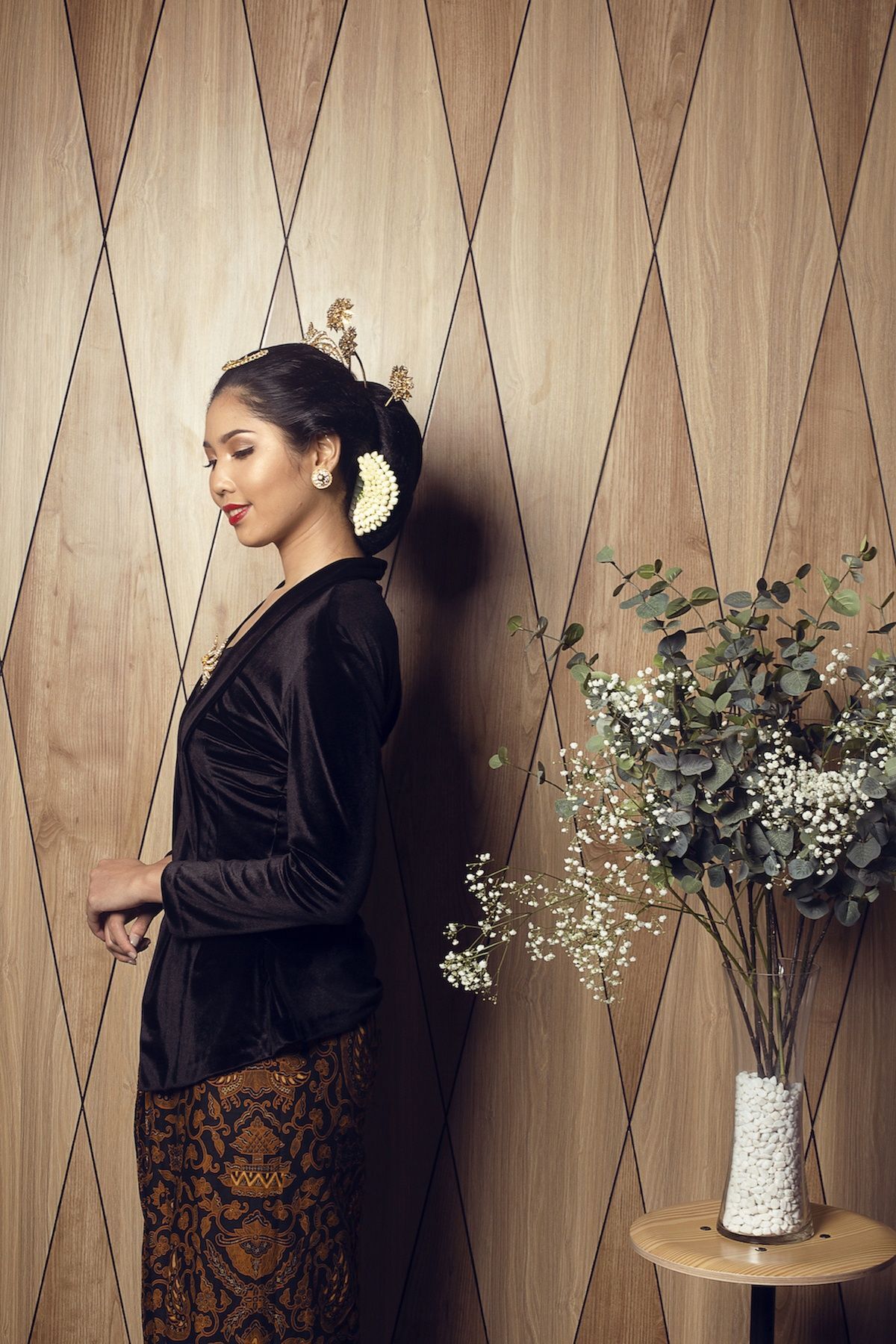 Wanita asia dengan sanggul pengantin jawa