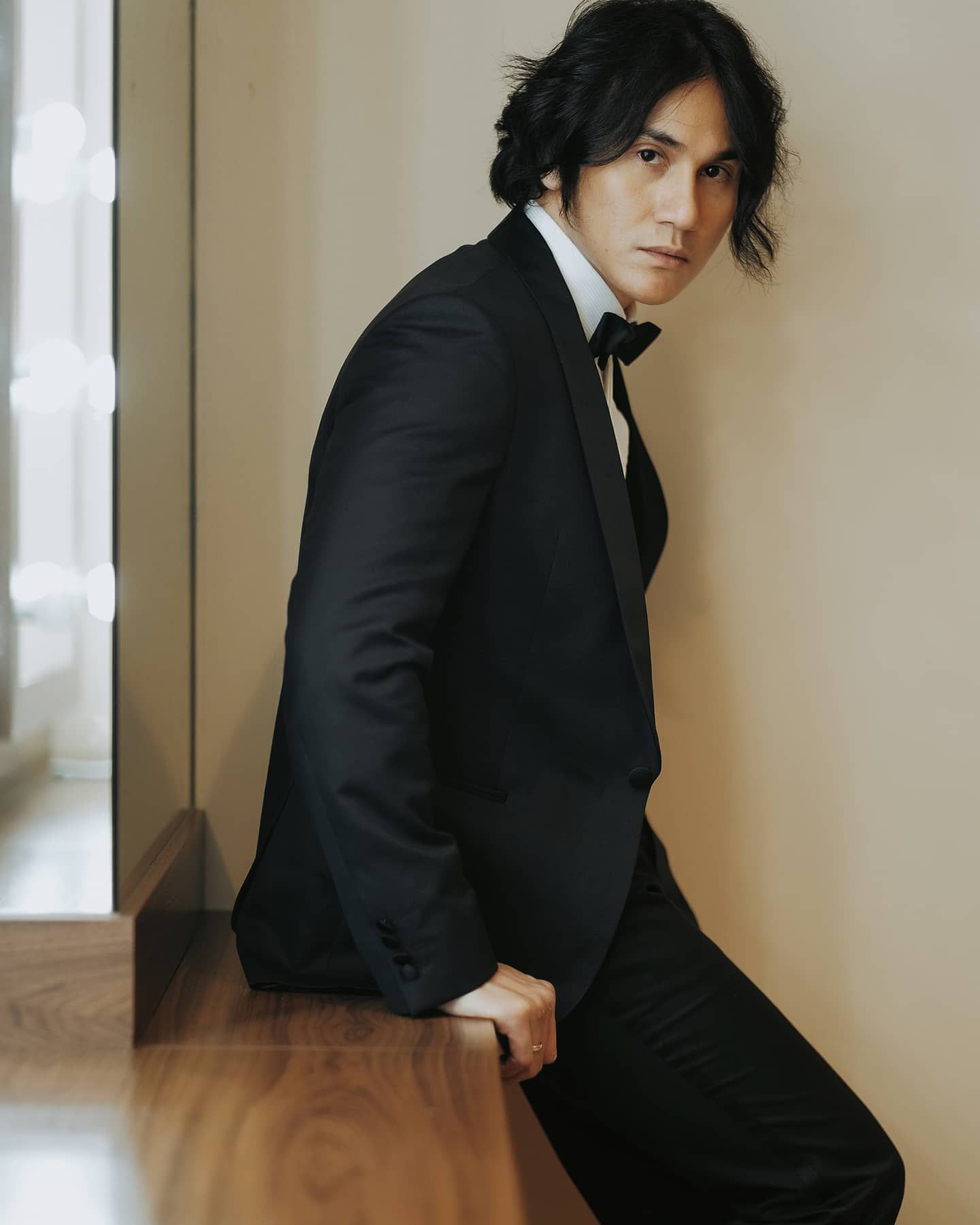 Rambut gondrong dengan belah tengah yang ditata ikal. (Foto: Instagram.com/vgbfriends)