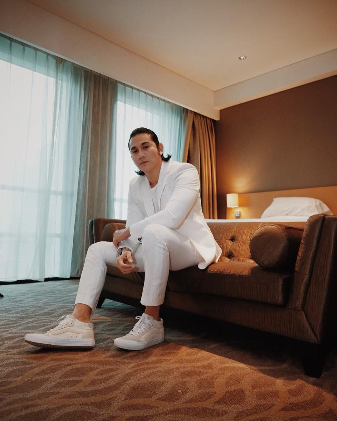 Ingin inspirasi rambut untuk ke acara formal? Coba rambut slick back saja. (Foto: Instagram.com/vinogbastian__)