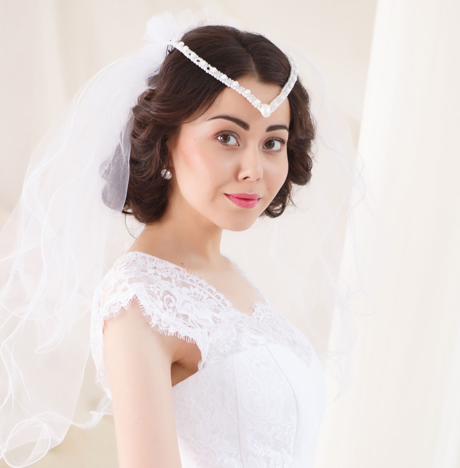 Tambahkan aksesoris headband unik untuk sempurnakan gayamu. (Foto: Shutterstock)