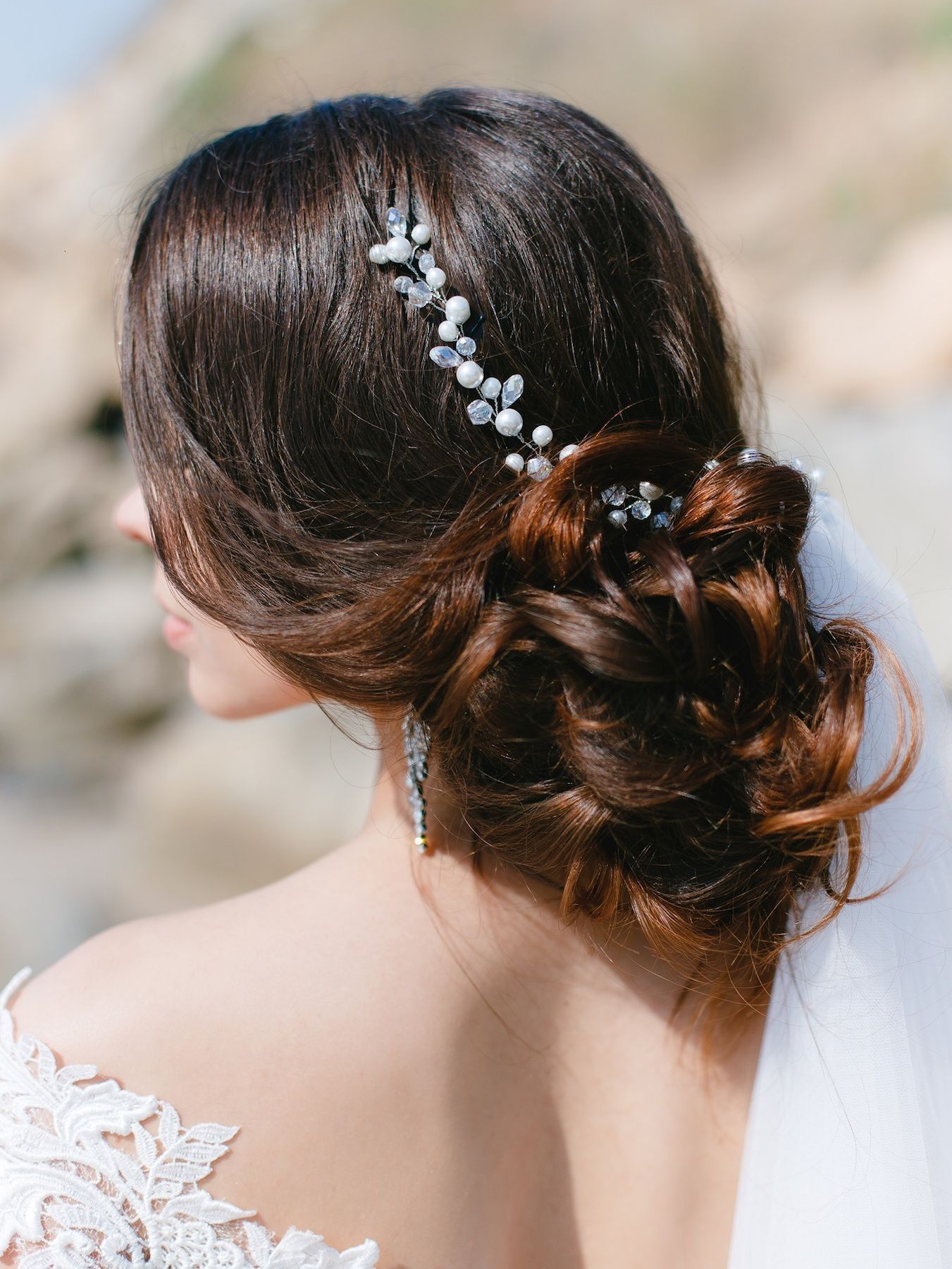 Model sanggul low updo ini cocok untuk kamu dengan badan gemuk. (Foto: Shutterstock)