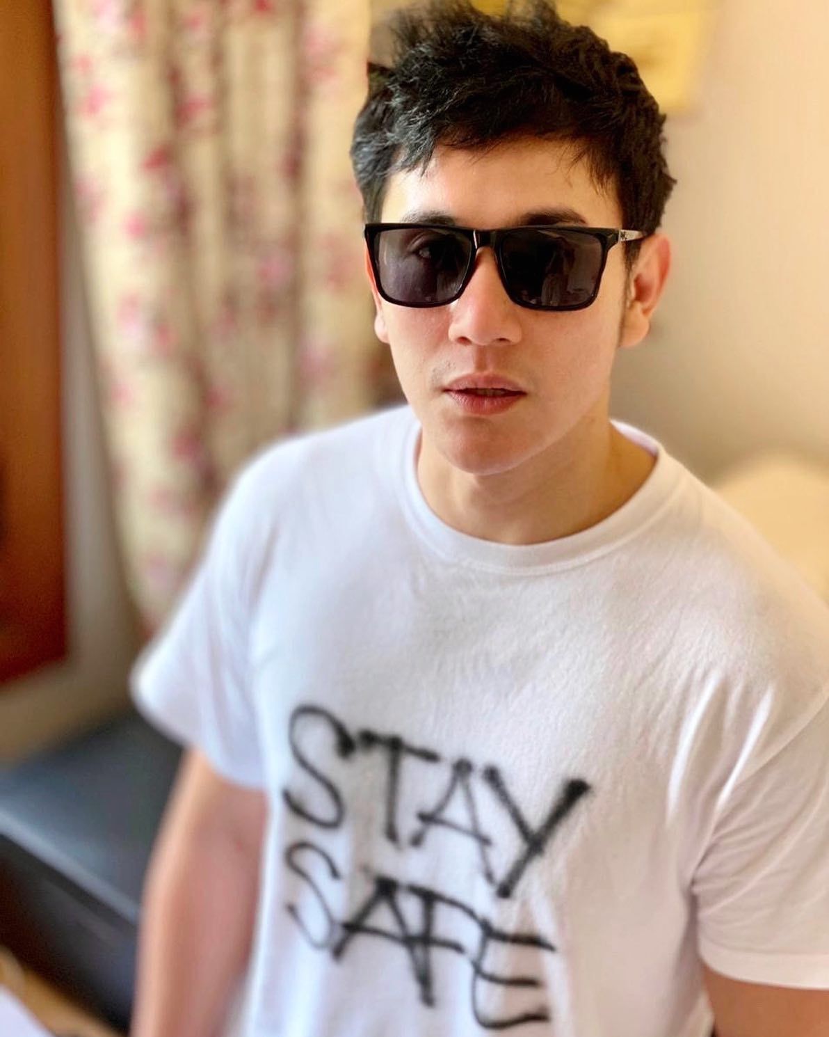 Tatanan rambut messy yang bikin tampilannya tetap keren. (Foto: Instagram.com/vinogbastian__)