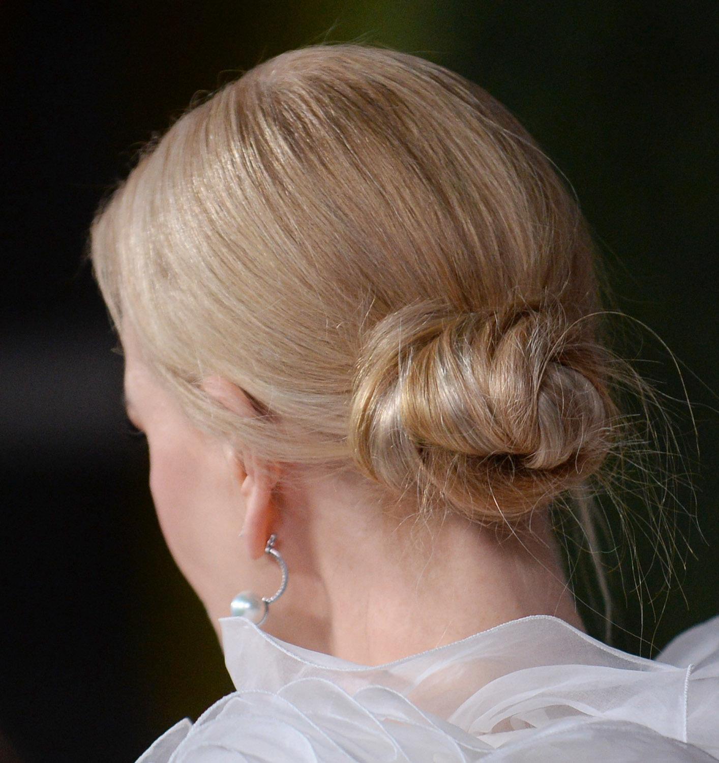 Ini sanggul pengantin modern yang mudah untuk dibuat, loh! (Foto: Shutterstock)