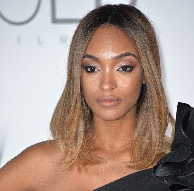 Jourdan Dunn memilih gradasi lembut pada rambut hitamnya. (Foto: Shutterstock)