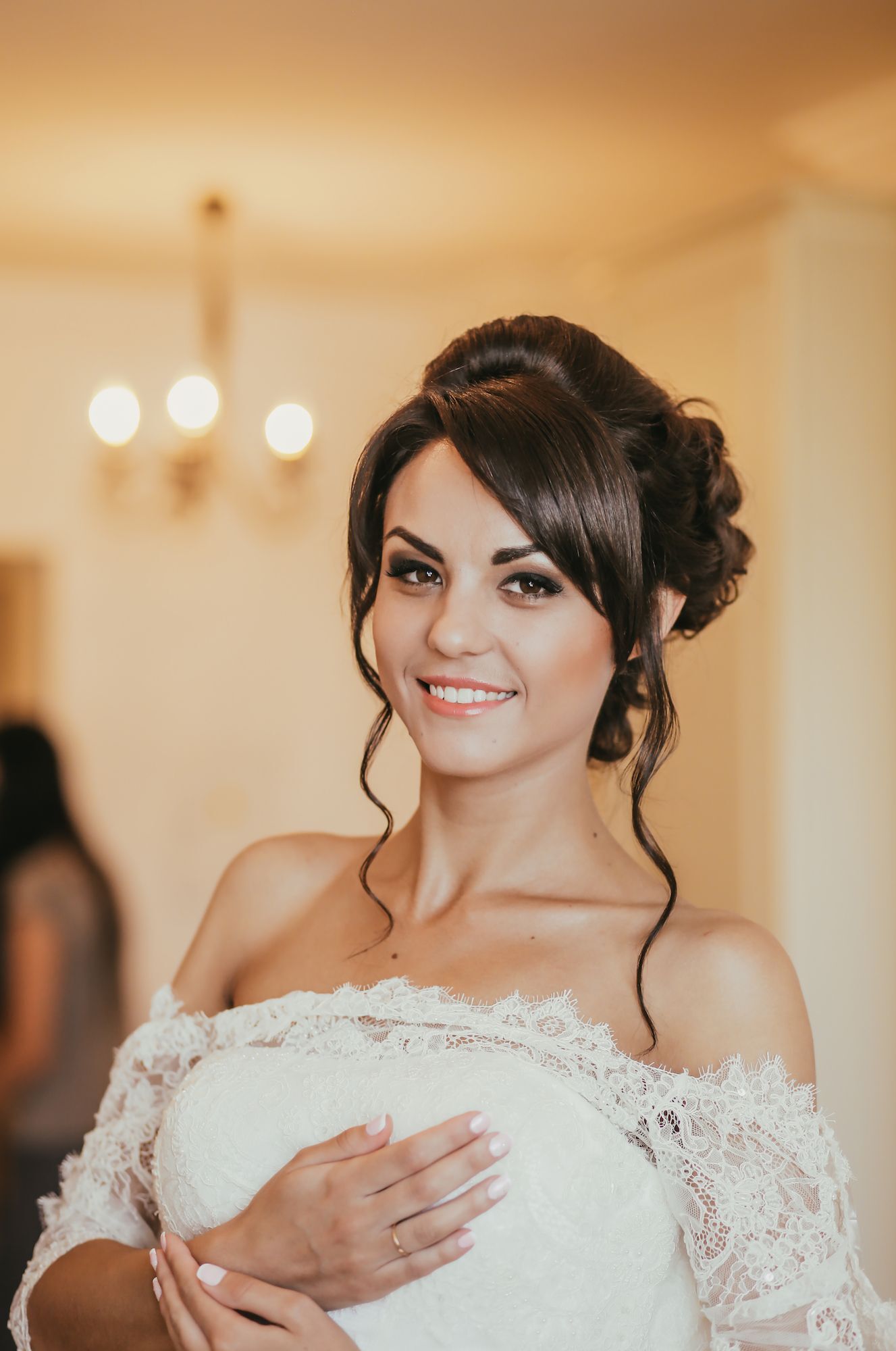 Berikan layer membingkai wajah pada rambut poni samping. (Foto: Shutterstock)