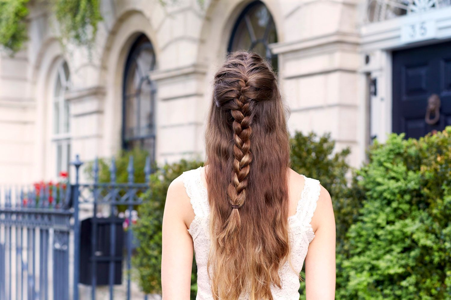 Gaya rambut yang ditata setengah ini cocok untuk suasana kasual. (Foto: Verity Jane Smith)
