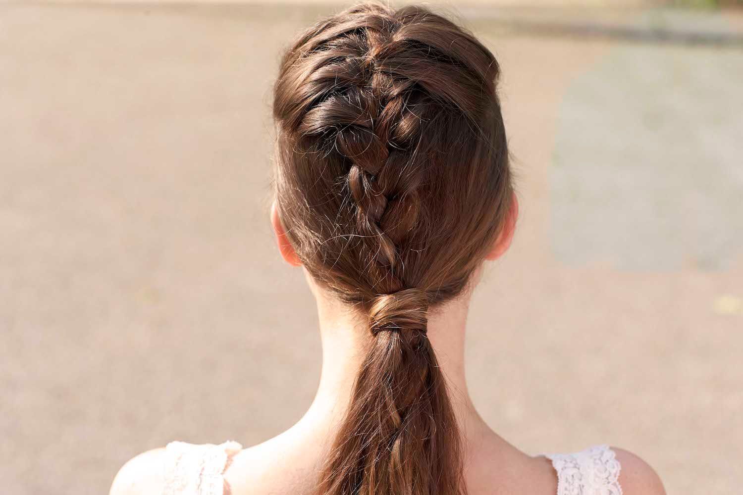 Gabungan tiga gaya rambut menghasilkan tampilan feminine dan keren. (Foto: Raquel Brust)