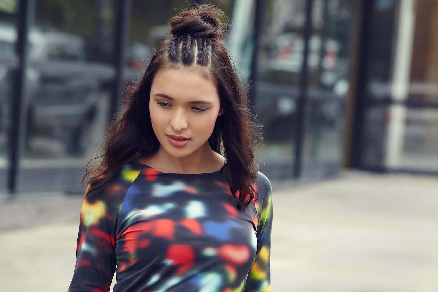 Ingin dapatkan tampilan chic dan keren? Coba gaya kepang ini. (Foto: Raquel Brust)
