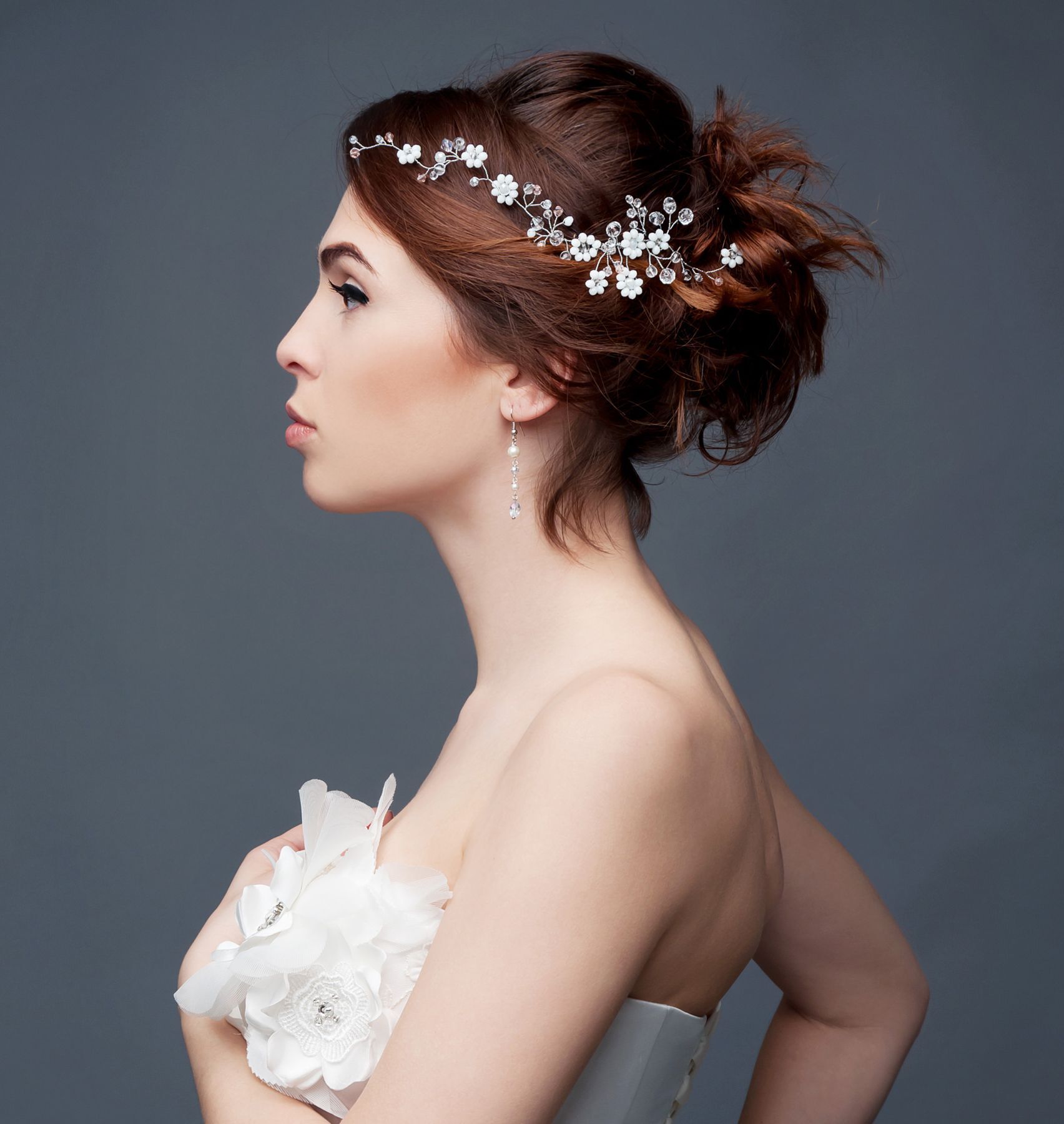 Dengan gaya sanggul ini, panjang rambutmu tak akan jadi masalah. (Foto: Shutterstock)