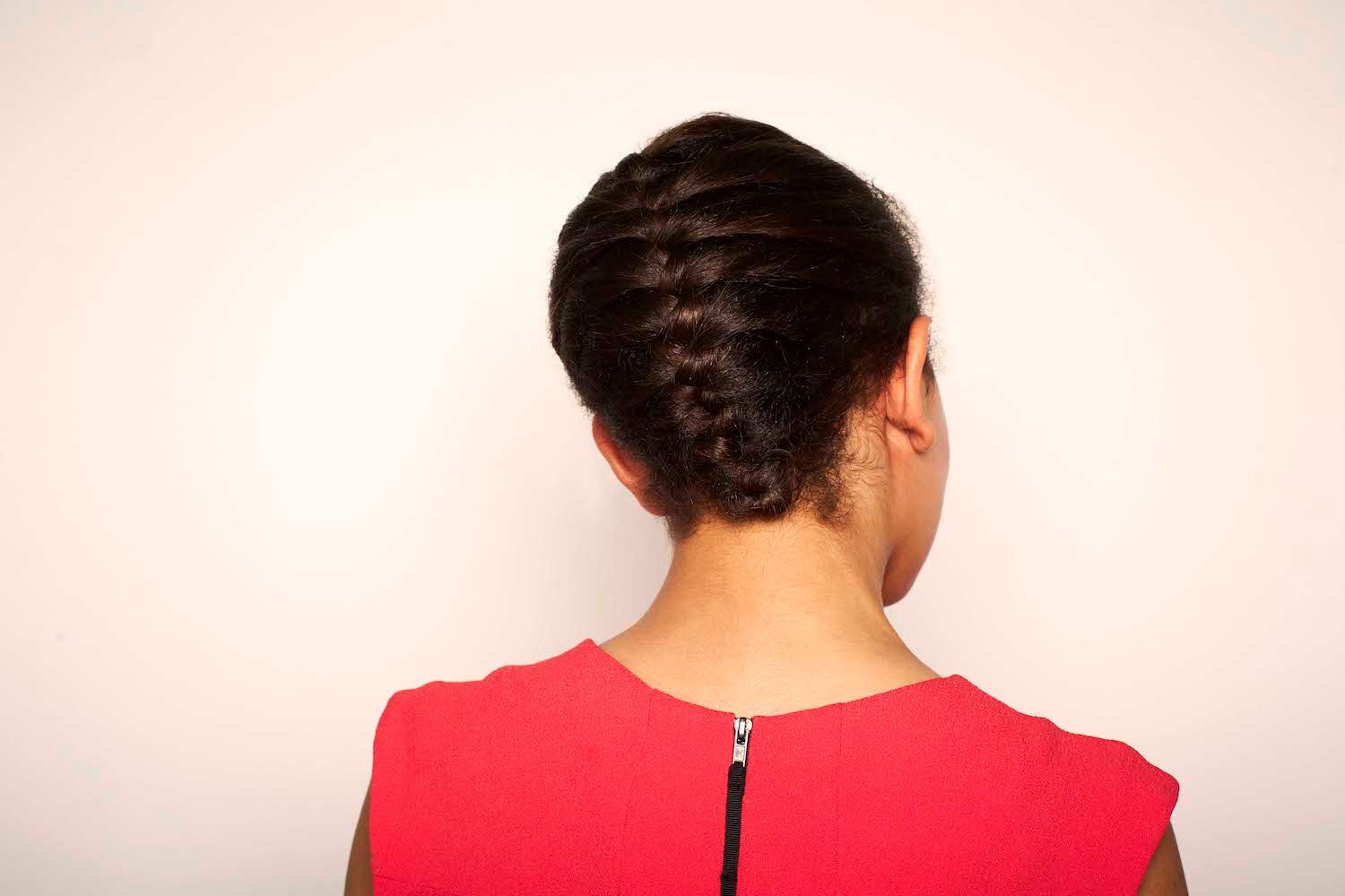 Gaya rambut kepang yang dimasukkan ke dalam cocok untuk acara semi-formal dan formal. (Foto: Verity Jane Smith)
