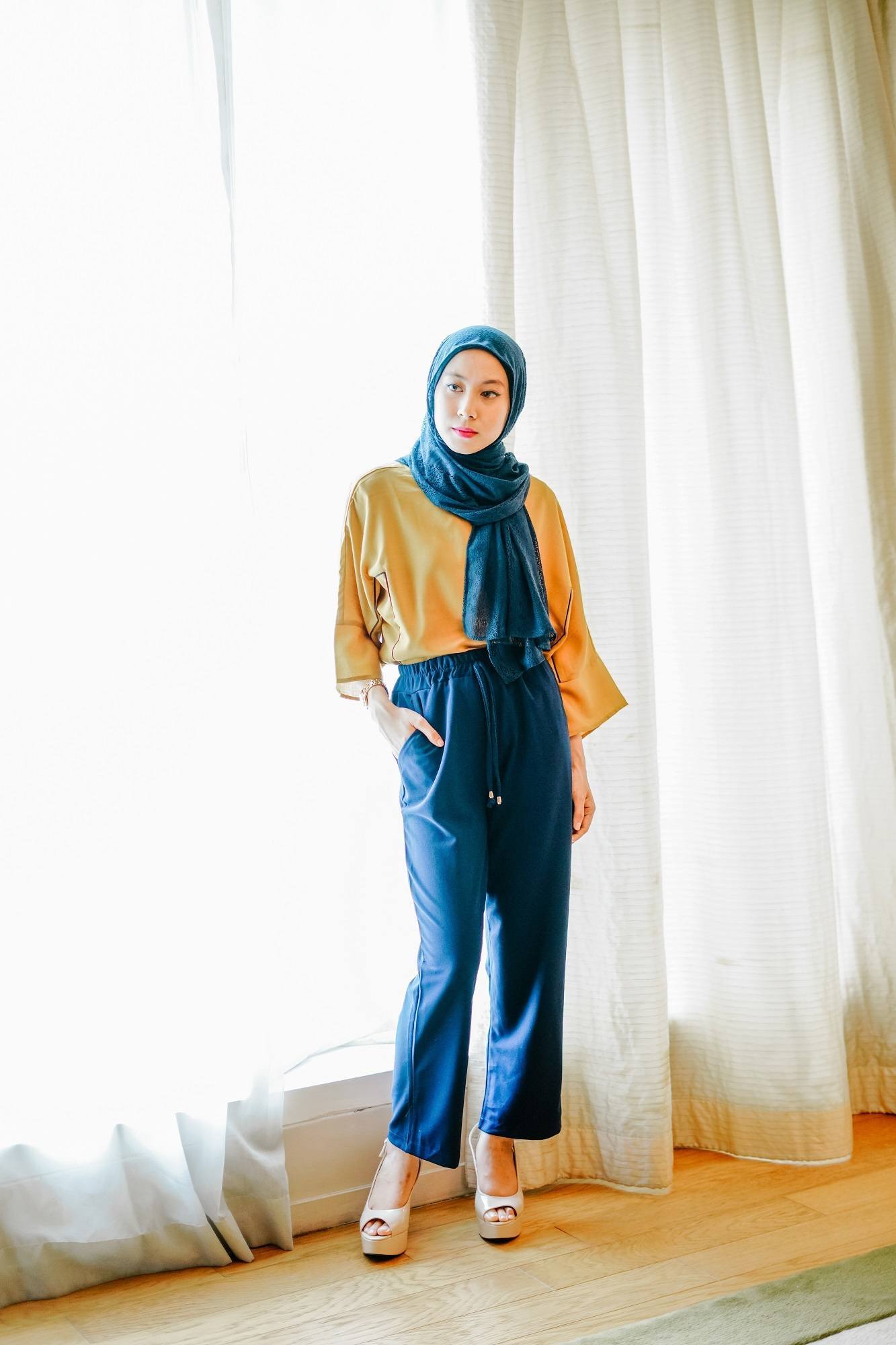 Pashmina bergaya simple seperti ini tidak mudah berantakan saat memakai helm. (Foto: Shutterstock)