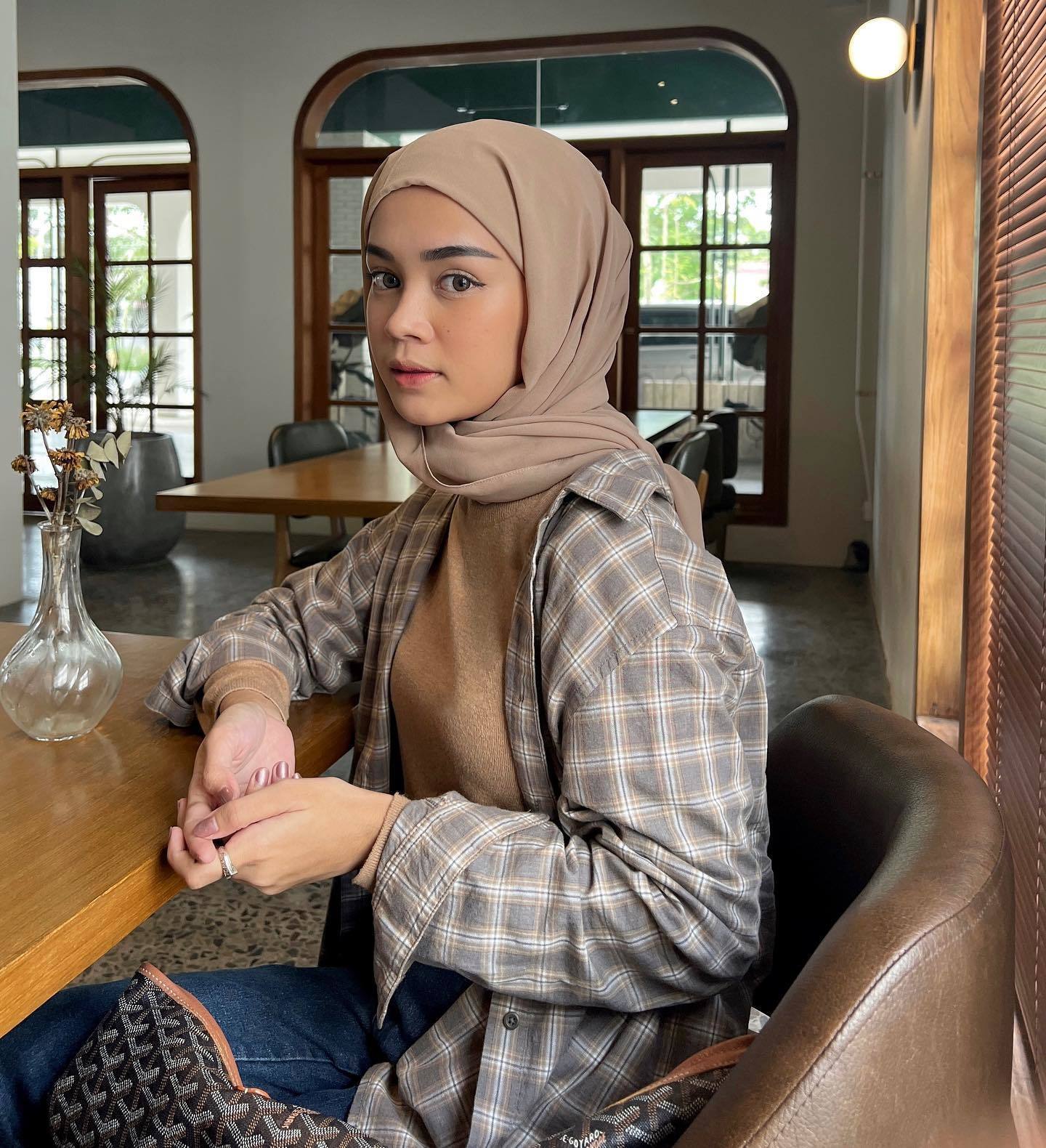 Praktis dan anti ribet kenakan pashmina instan. (Foto: Instagram/yurezalina)