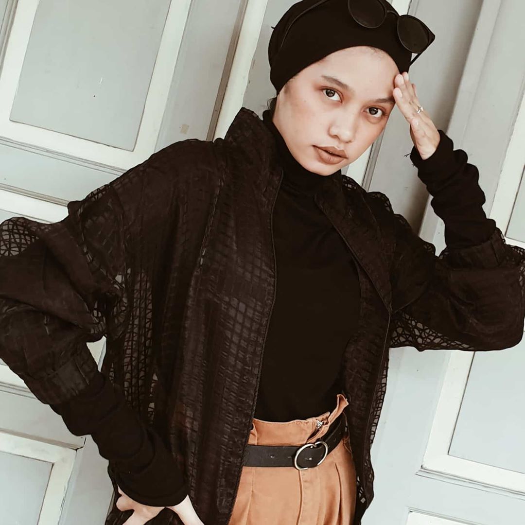 Prili Nur Afrida Hijabers Asia memakai jaket hitam dan turban.