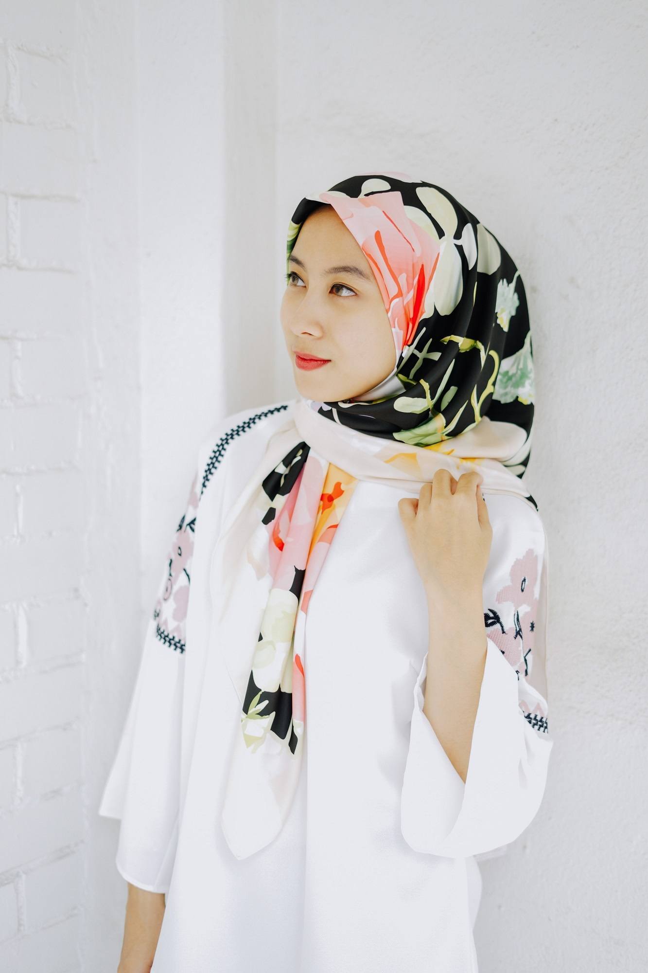 Hijab motif kini sedang naik daun. Kamu bisa memakainya dengan gaya sederhana saat naik motor. (Foto: Shutterstock)