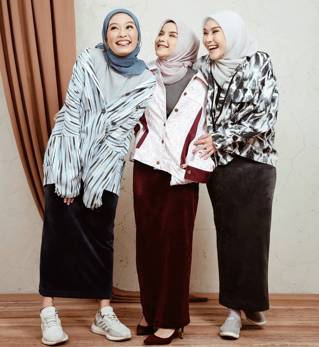 Zaskia Adya Mecca dan Tasya Nurmedina berfoto bersama personal assistant