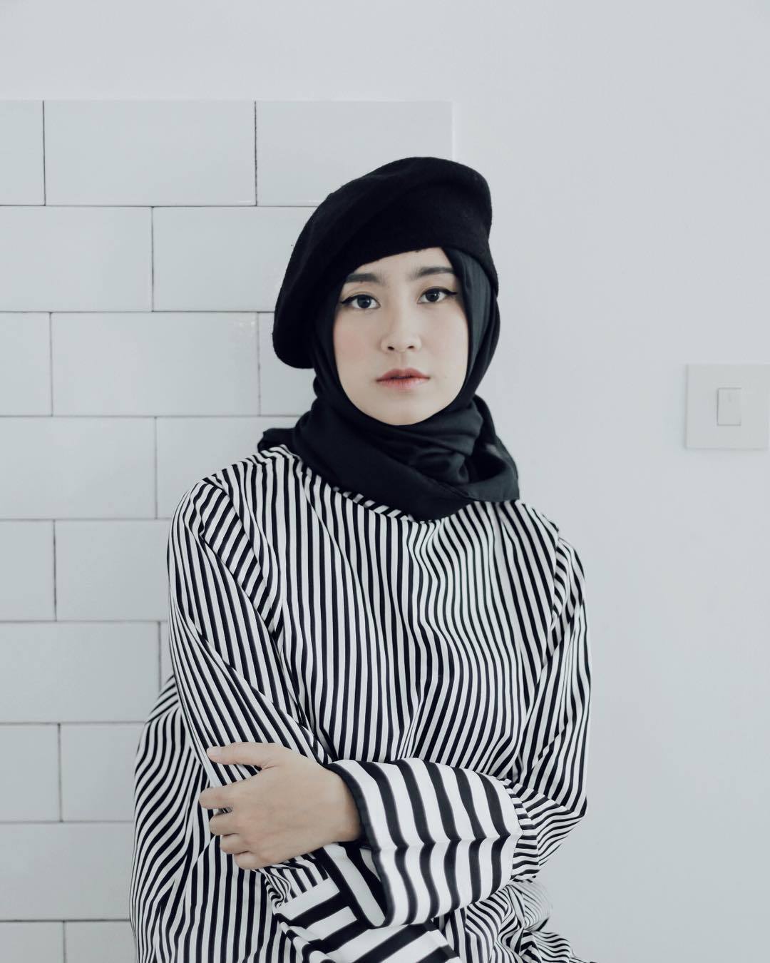 Fadila Rahma, hijabers Asia memakai baju garis dan topi baret.