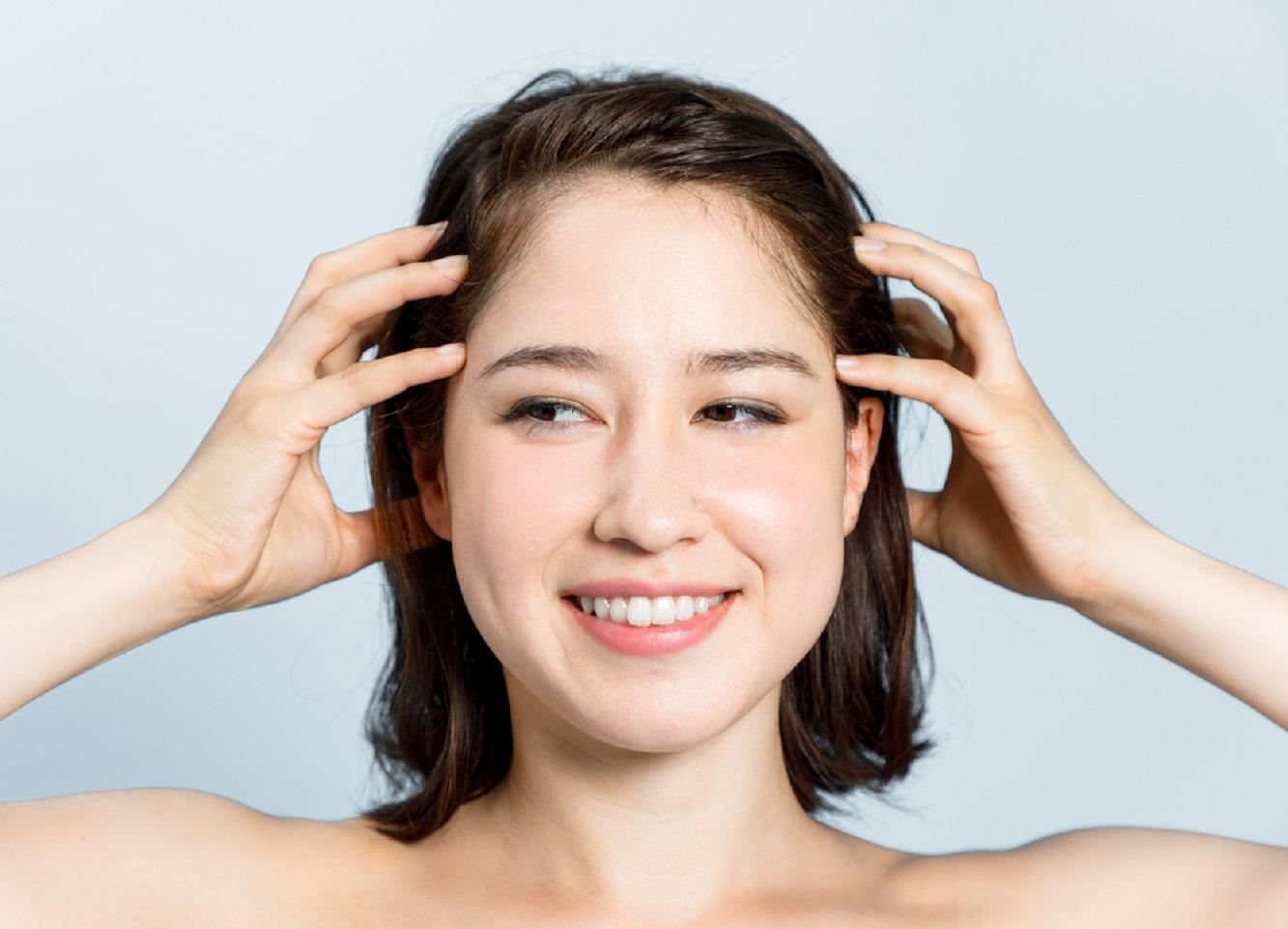 wanita sedang creambath rambut