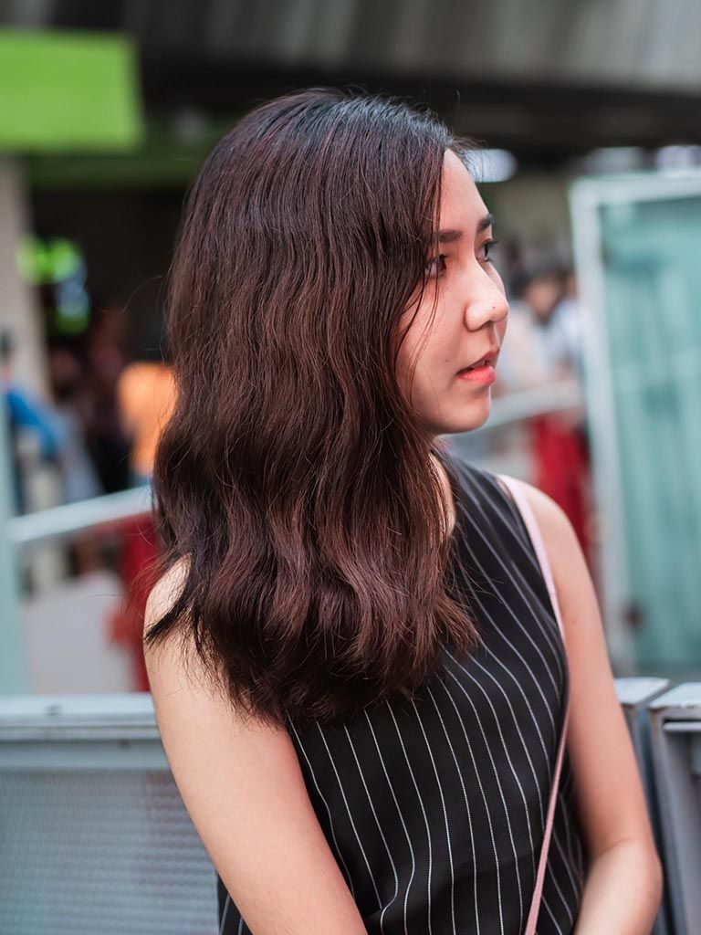 wanita asia dengan rambut sedang bergelombang