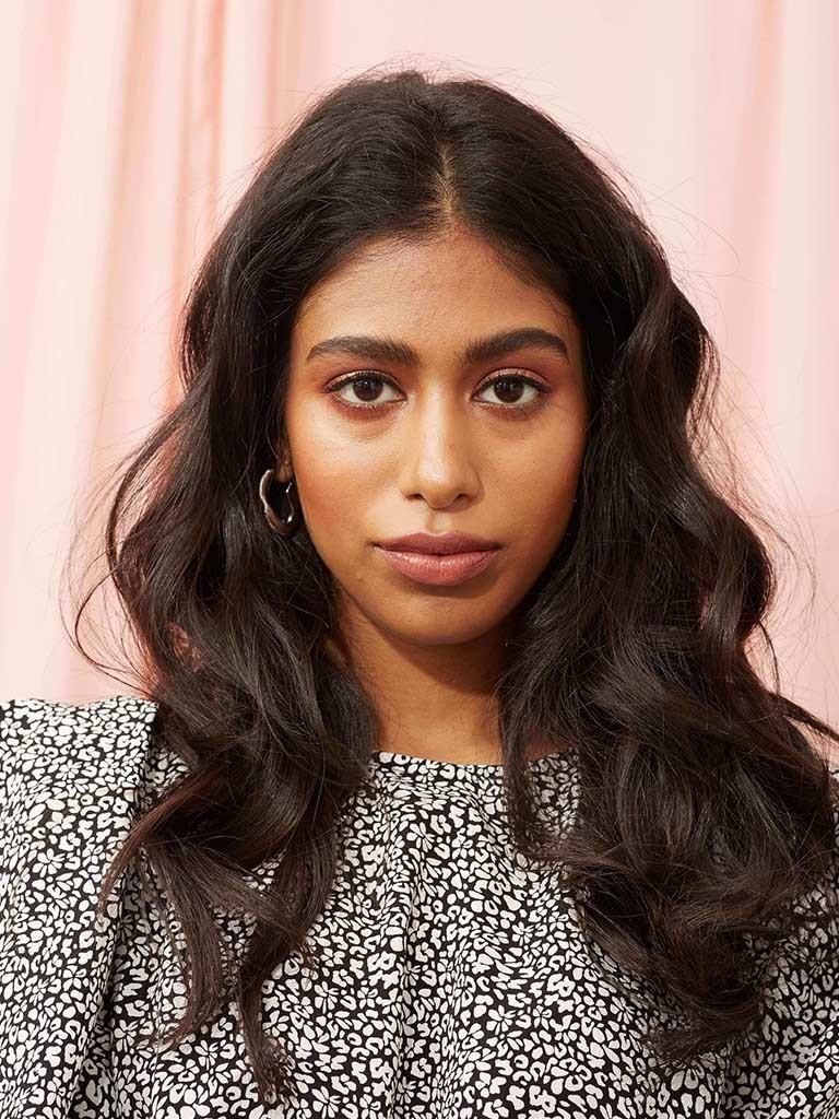 wanita berkulit gelap dengan rambut bergelombang