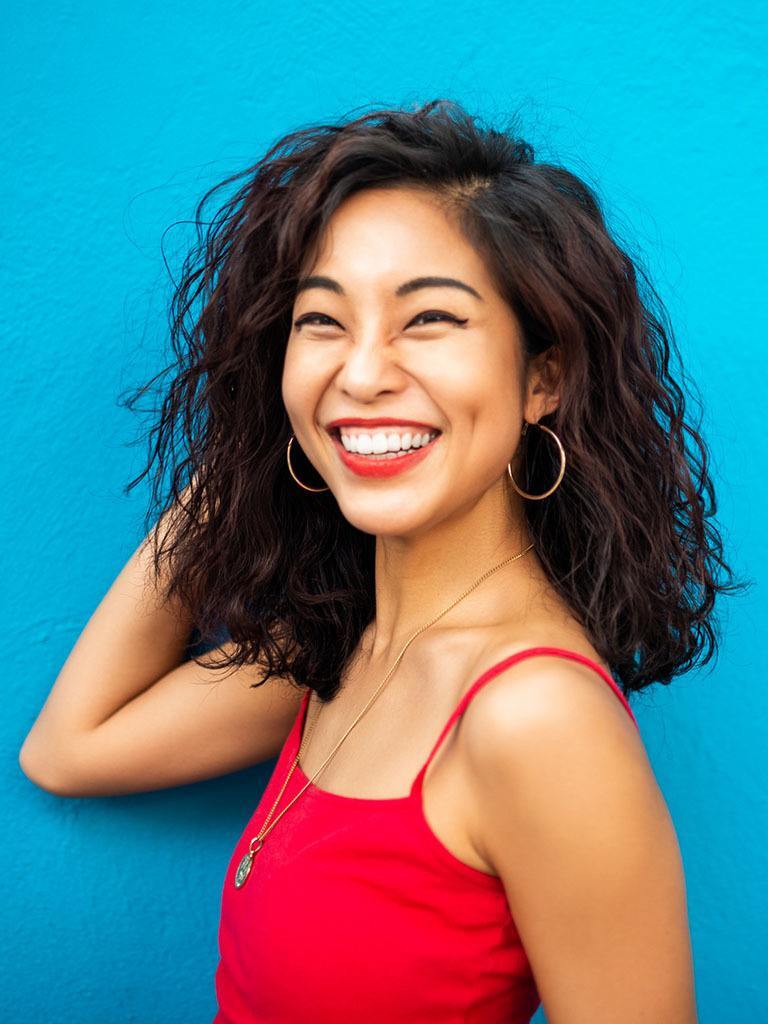 wanita asia dengan rambut bergelombang