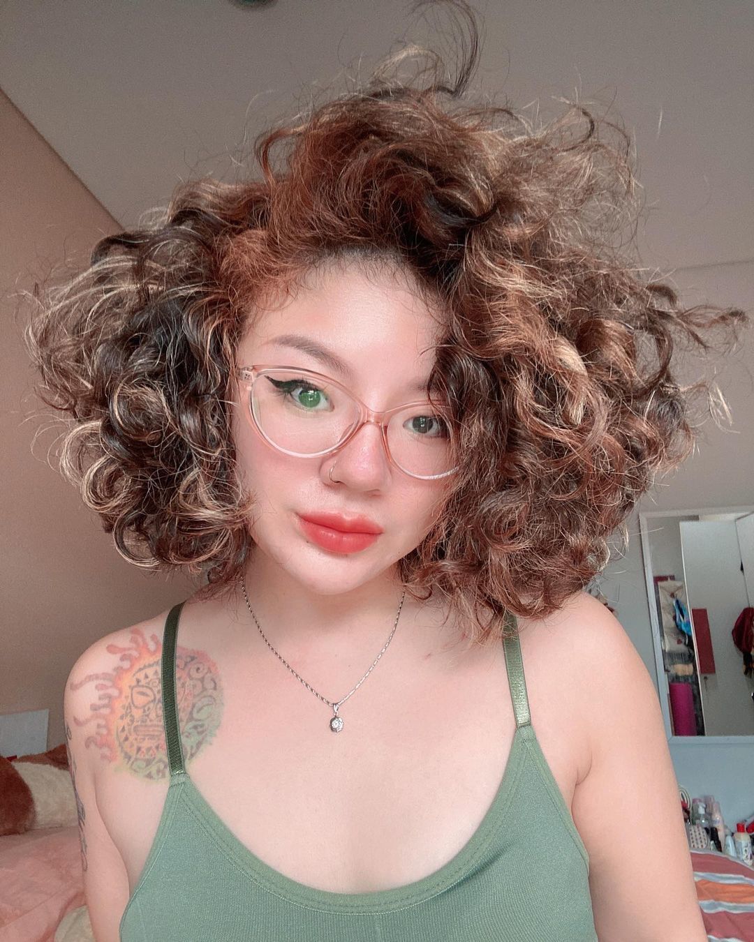 gracia indriani dengan rambut keriting pendek