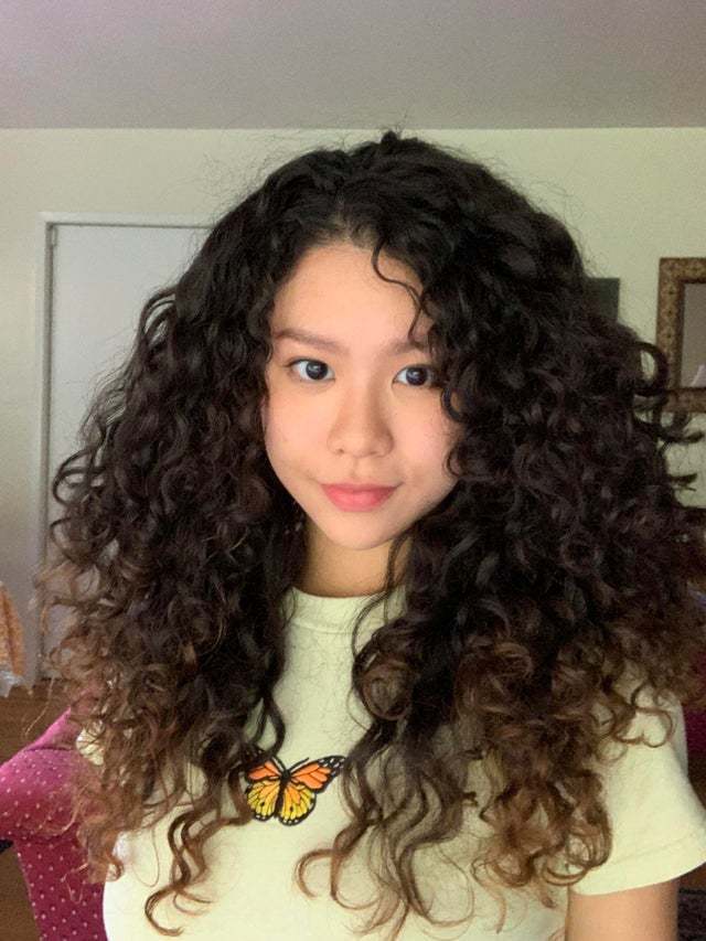 wanita asia dengan rambut panjang keriting