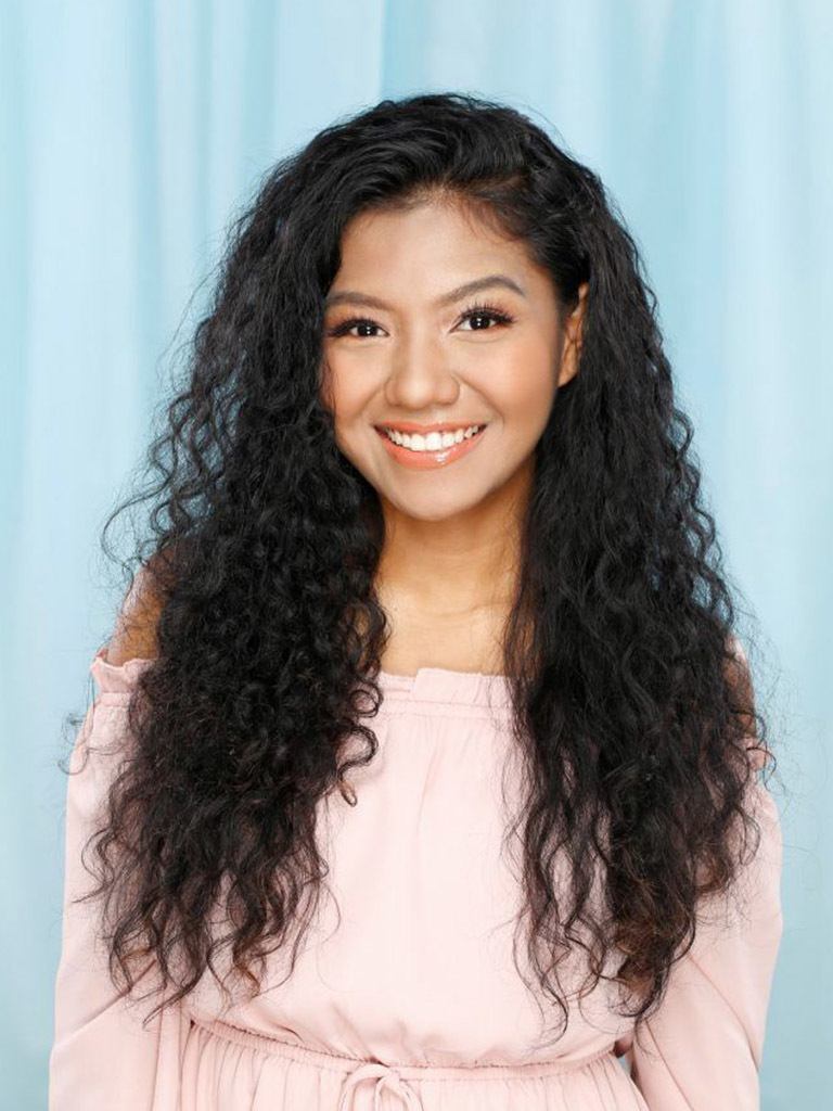 wanita asia berkulit gelap dengan rambut keriting alami