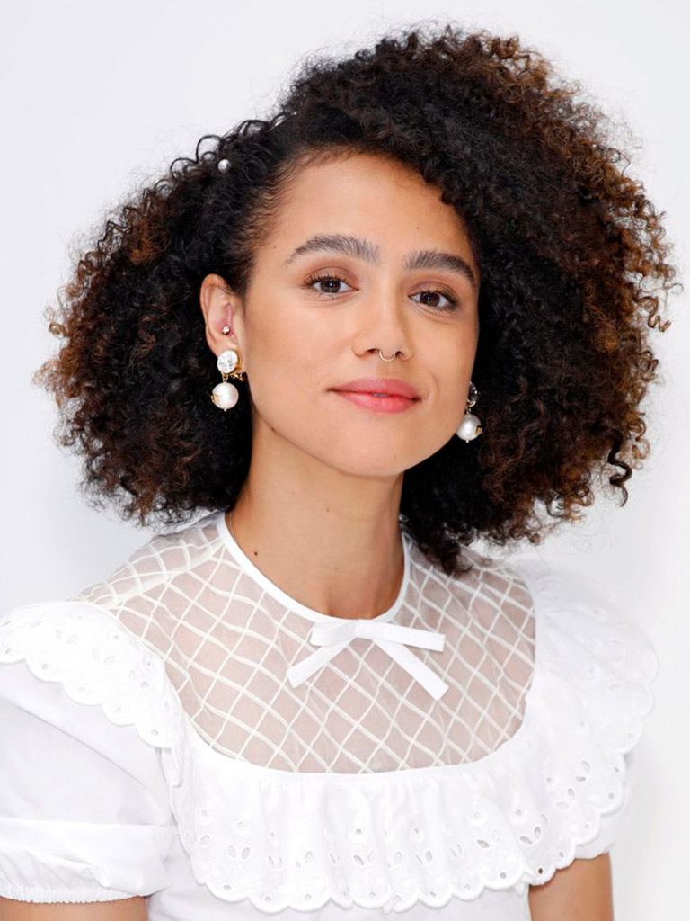 sktris nathalie emmanuel dengan rambut pendek keriting afro
