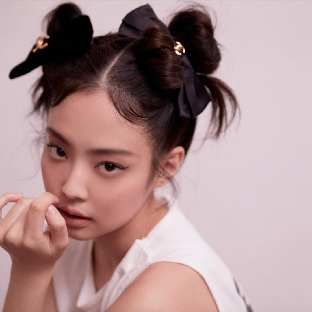Lebih playful dan cute dengan gaya rambut space bun (Foto: Instagram/jennierubyjane)