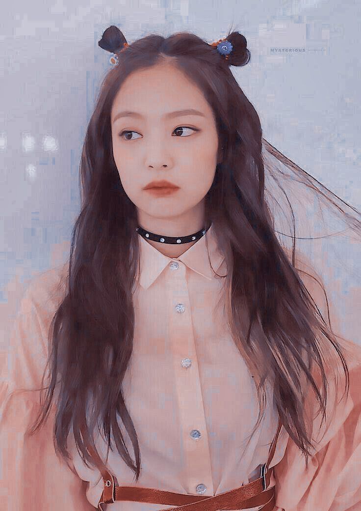 : Gaya rambut half bun makin menggemaskan jika ditambah aksesori (Foto: Pinterest)