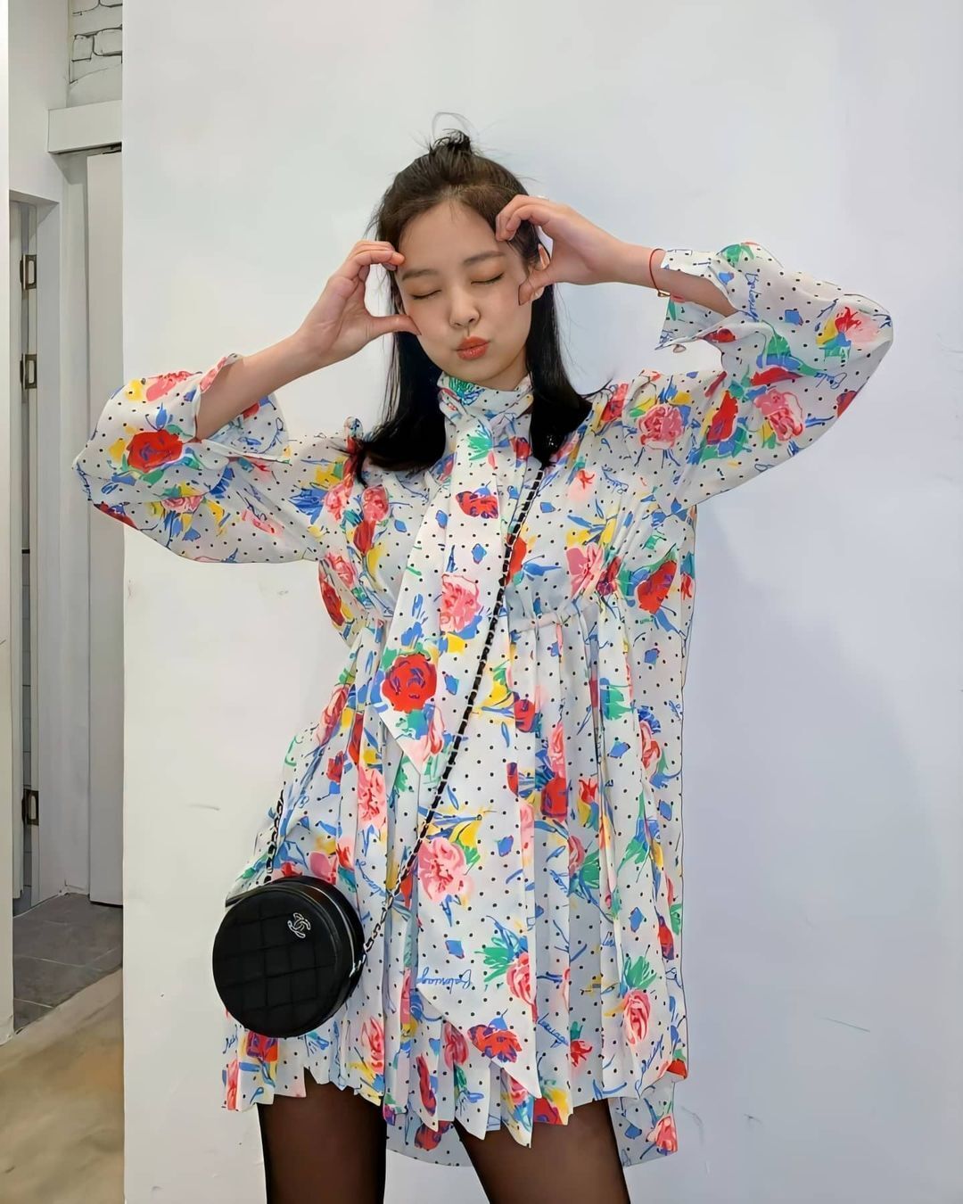 : Kamu bisa meniru gaya rambut kuncir setengah a la Jennie Blackpink yang simpel untuk sehari-hari (Foto: Instagram/ /jenniblackspnk)