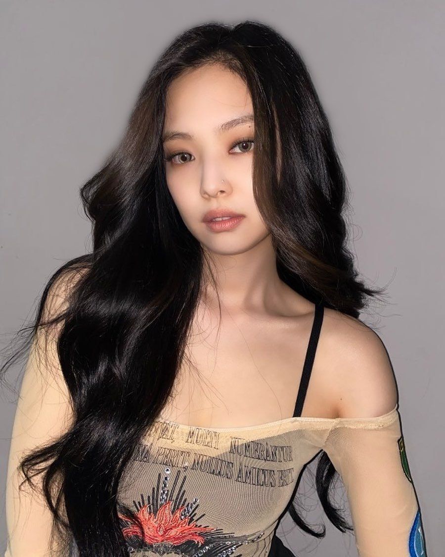Jangan ragu menunjukkan kilau rambutmu dengan gaya rambut Jennie yang satu ini (Foto: Instagram/jennierubyjane) 