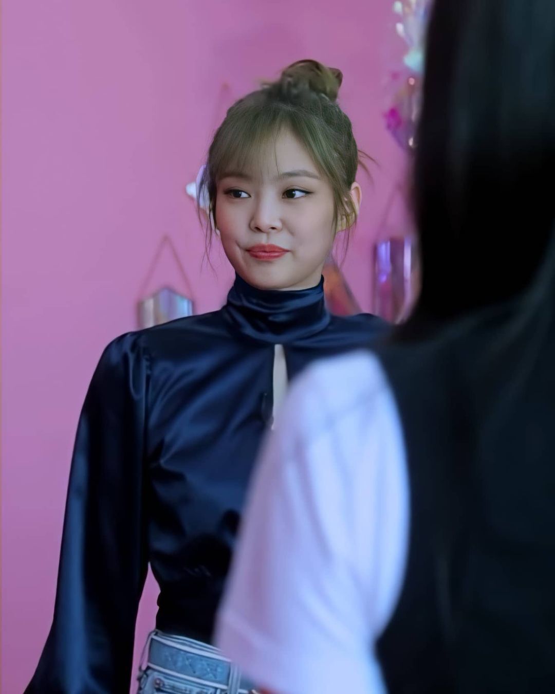 Gaya rambut messy bun juga cocok untuk kamu yang berambut panjang dan ingin tampil praktis! (Foto: Instagram/Jennieblackspnk)