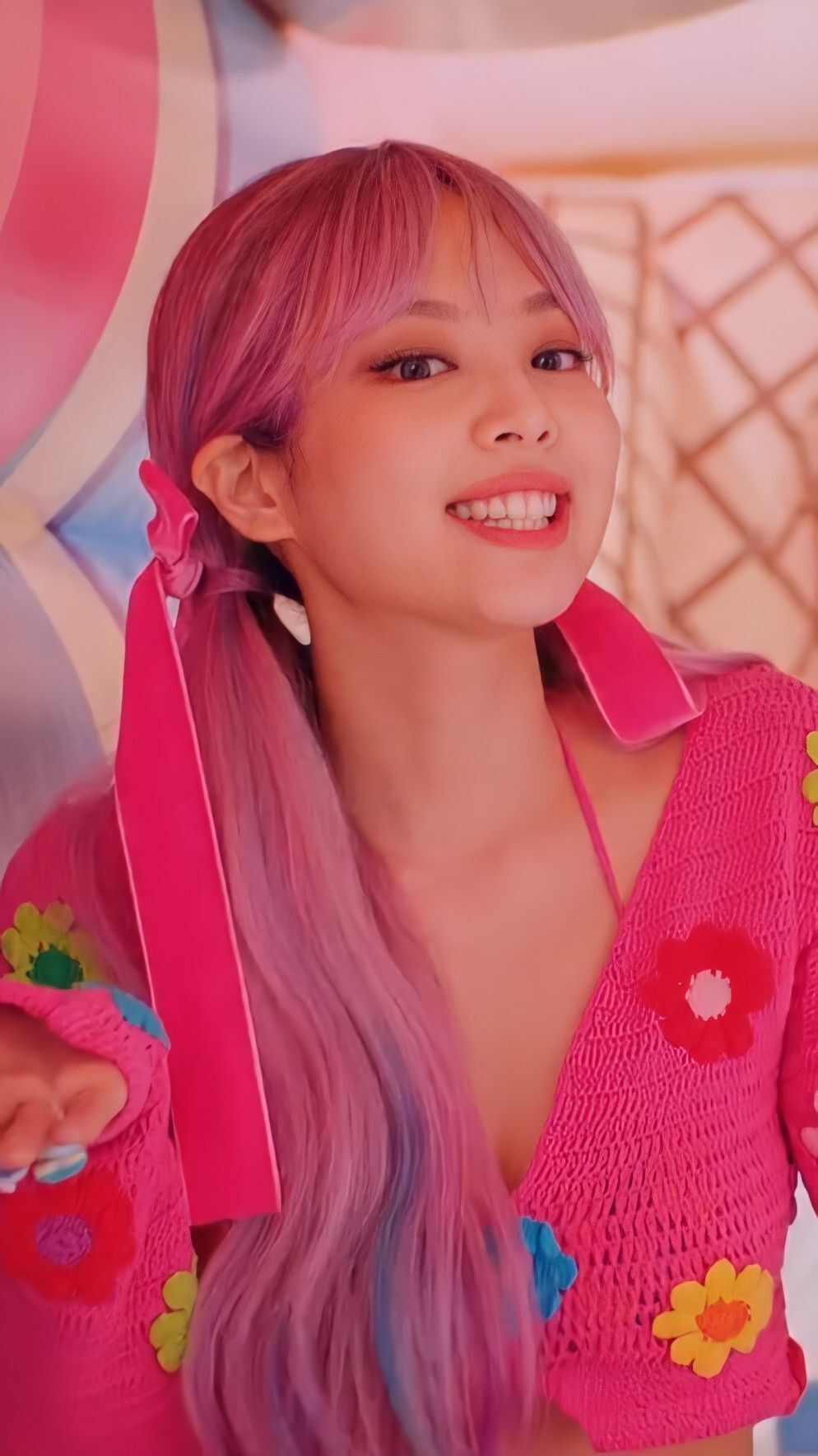 Tampil lebih ekstra dengan gaya rambut low pigtails ditambah sentuhan warna rambut pink! (Foto: Pinterest)