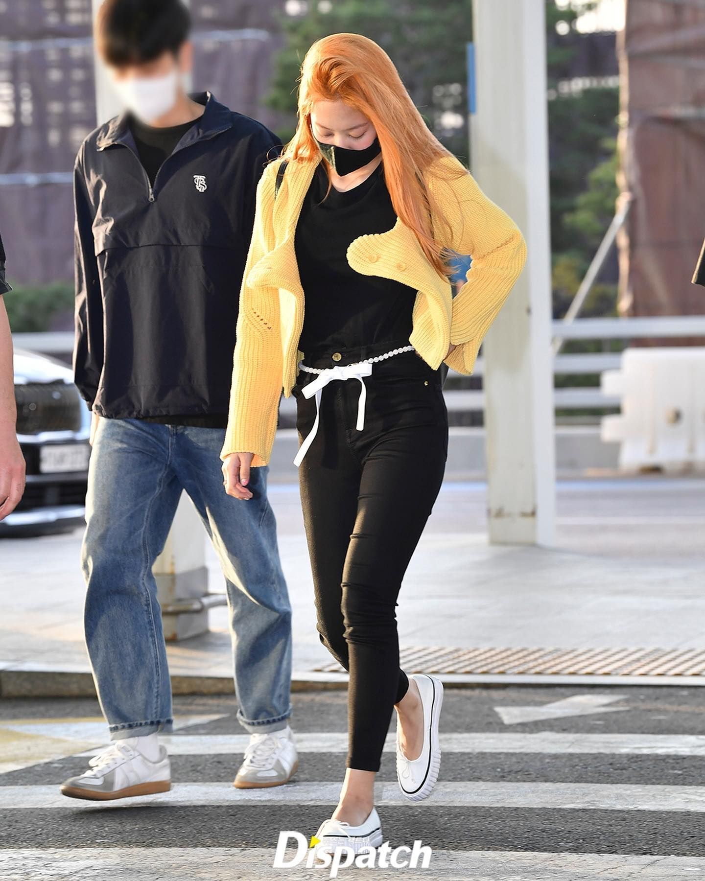Gaya airport fashion Jennie Blackpink dengan warna rambut oranye terbarunya