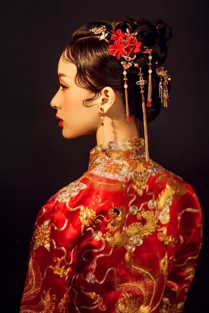 ผู้หญิงเอเชีย ผมดำยาว เกล้าผมและติดเครื่องประดับแบบจีน ทรงผมตรุษจีน