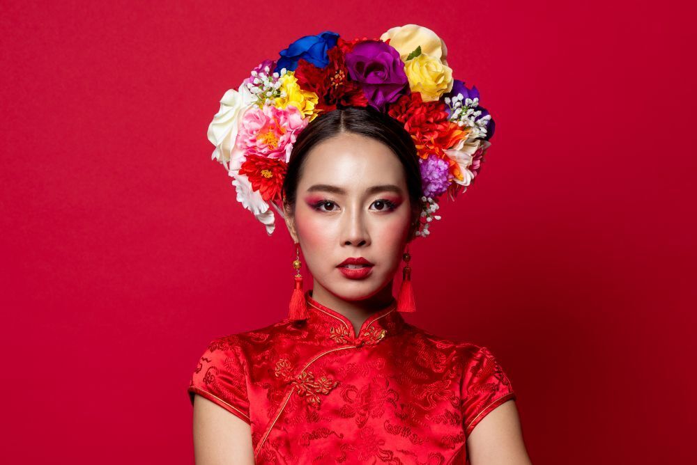 ผู้หญิงเอเชีย ผมดำยาว เกล้าผมและประดับด้วยดอกไม้ ทรงผมตรุษจีน