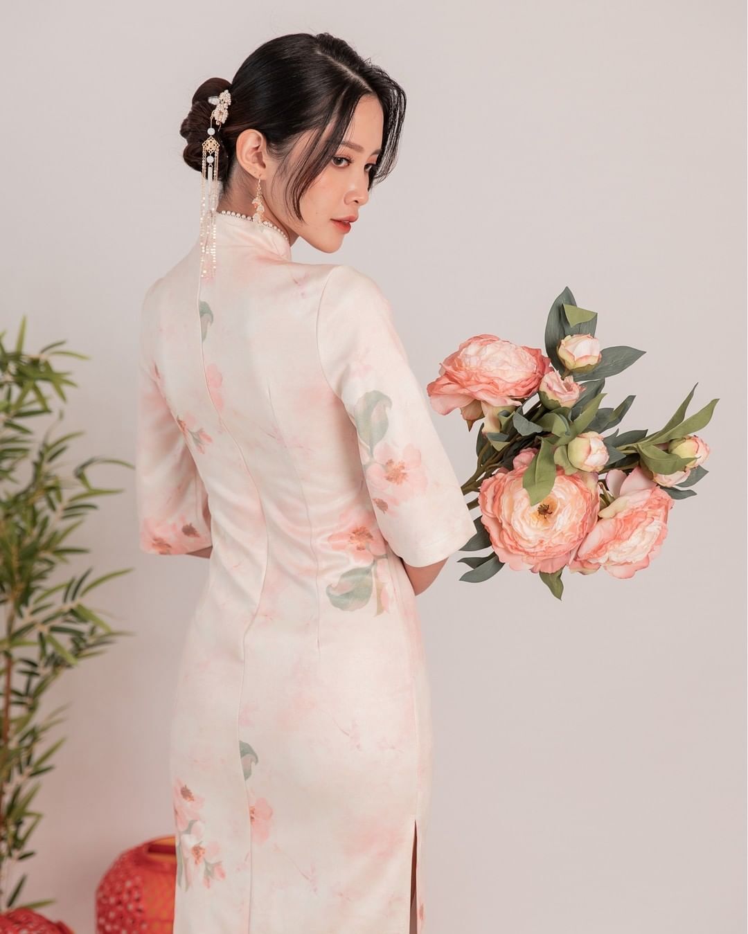 ผู้หญิงเอเชีย ไว้ผมยาวสีดำ ทำผมแบบจีน ทรงผมตรุษจีน