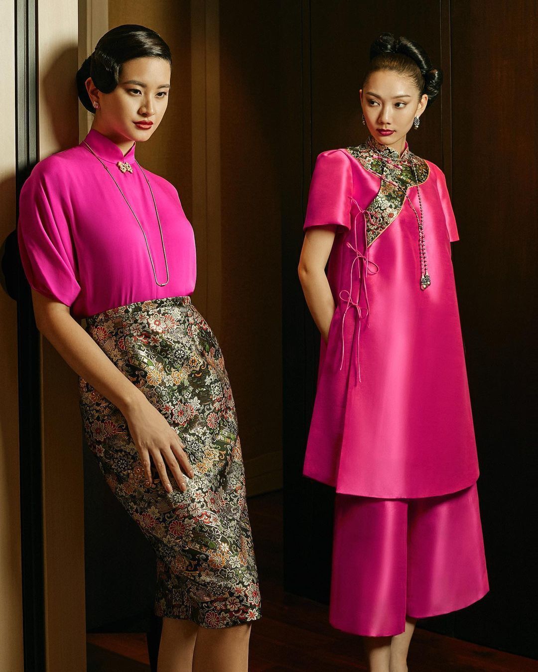 ผู้หญิงเอเชียสองคน ไว้ผมยาวสีดำ ทำผมแบบจีน ทรงผมตรุษจีน