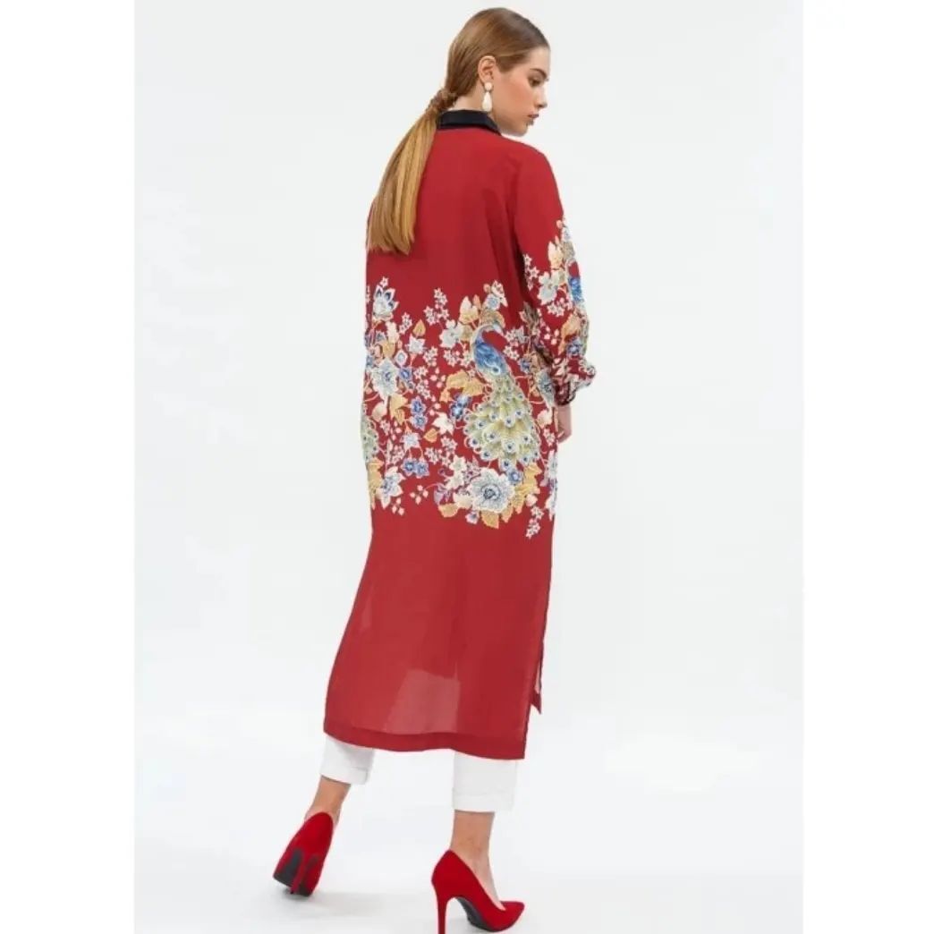 ผู้หญิงฝรั่ง ผมบลอนด์ รวบผมหางม้าต่ำ แต่งตัวแบบจีน ทำทรงผมตรุษจีน