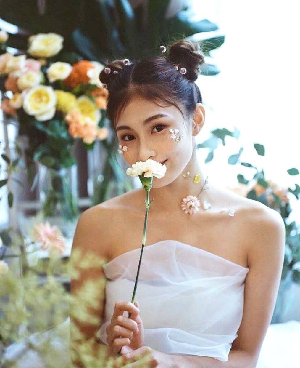 ผู้หญิงเอเชีย ไว้ผมยาวสีดำ ทำผมแบบจีน เกล้าผม ทรงผมตรุษจีน