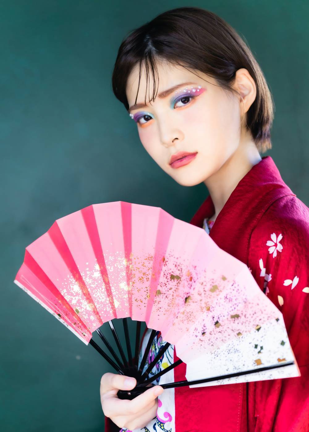 ผู้หญิงเอเชียผมสั้นสีดำ ทรงผมตรุษจีน