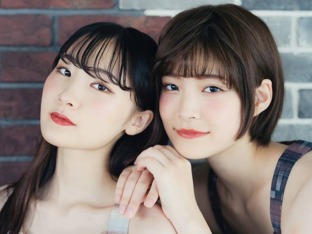 ผู้หญิงเอเชียสองคน ผมสั้นและผมยาว ทรงผมตรุษจีน