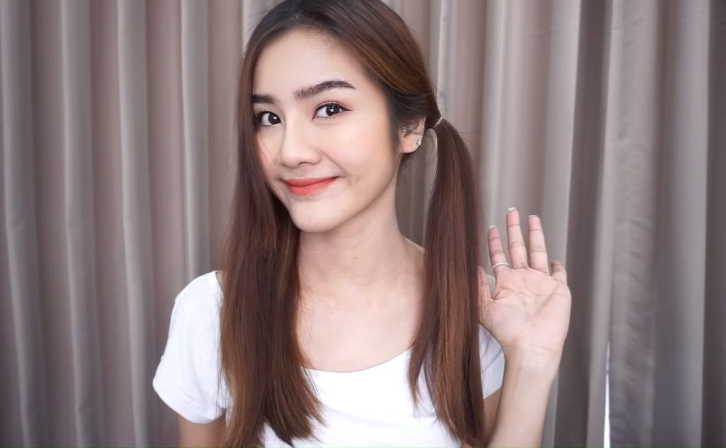 ผู้หญิงไทย ทำผม แบ่งผมมัดหนึ่งข้าง ทำทรงผมสงกรานต์