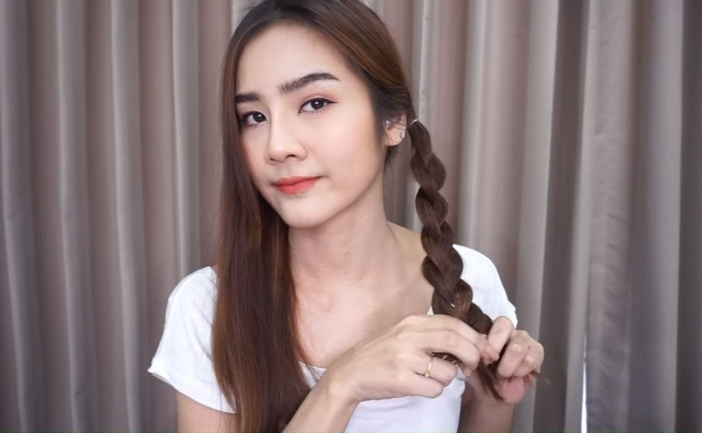 ผู้หญิงไทย ทำผม ถักเปียหนึ่งข้าง ทรงผมสงกรานต์