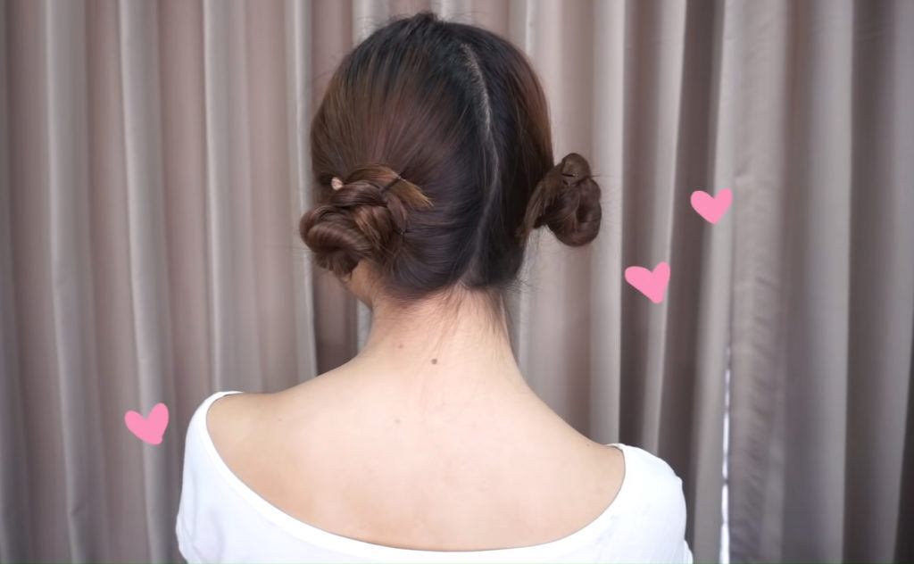 ผู้หญิงไทย ทำผม หันหลัง ผมเปีย ม้วนจุกมวยต่ำสองข้าง ทรงผมสงกรานต์